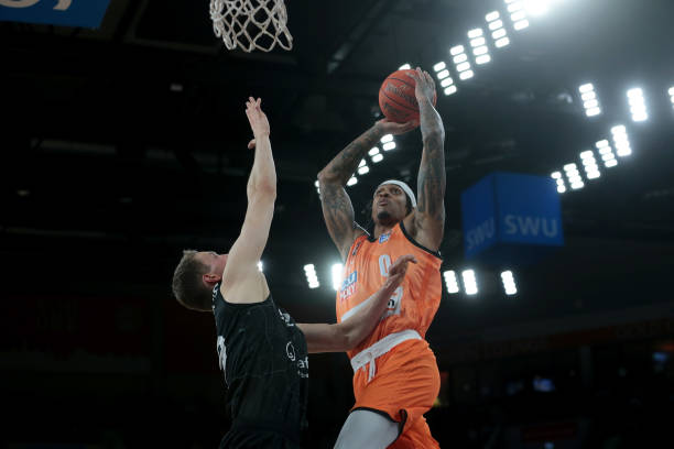 借其卓越的 借其卓越的